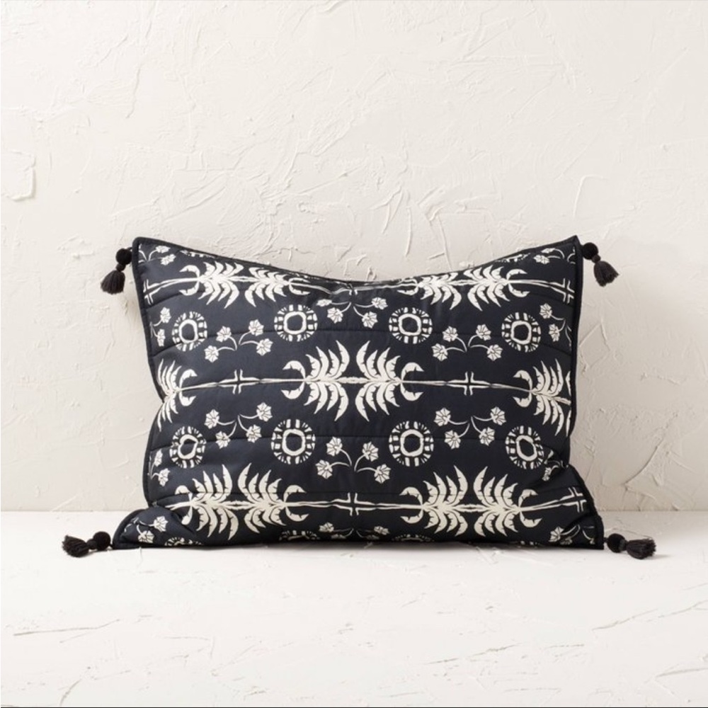 2 Sold Out Opalhouse Palm Frond Printed Quilt Standard Sham Black/Off-White NWT - Picture 2 of 3